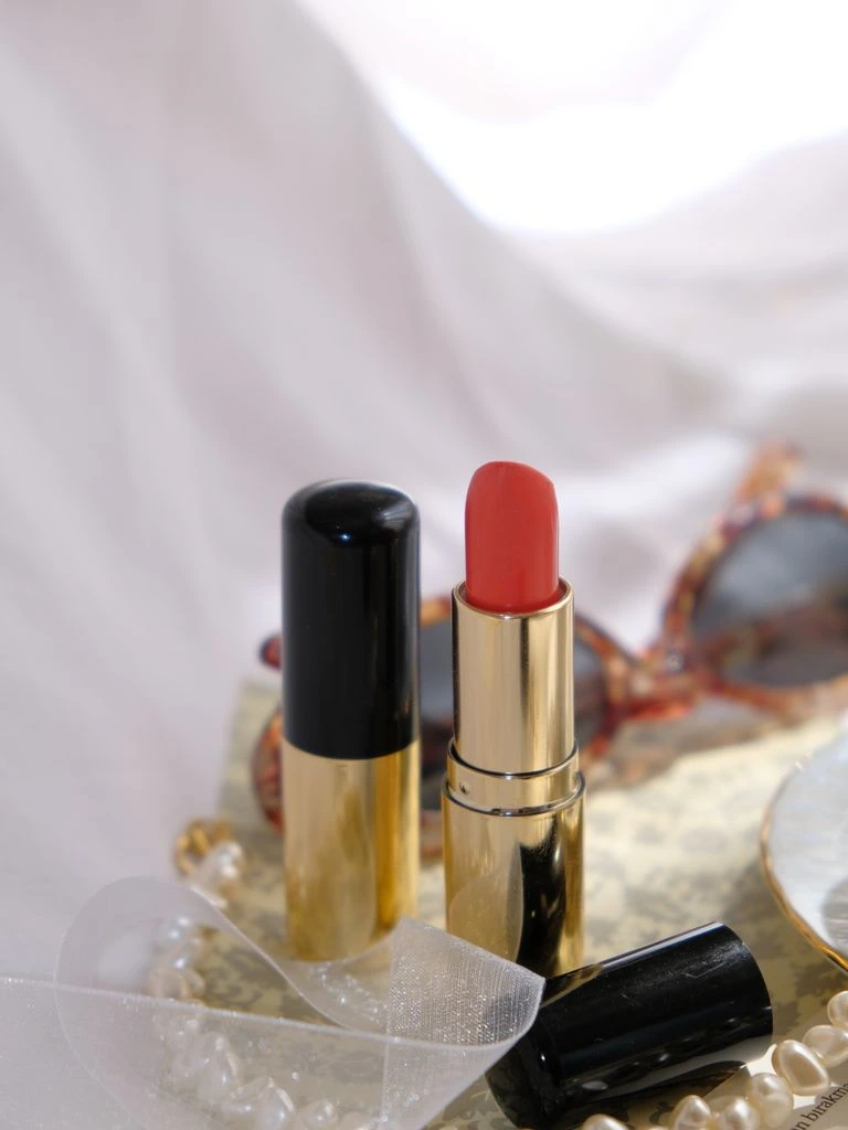 AR try-on still from the Helio Beauty Webby-honoree suite